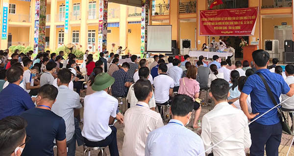 Gần 400 khách hàng tập trung tham gia đấu giá đất ở Bình Giang trong mùa dịch